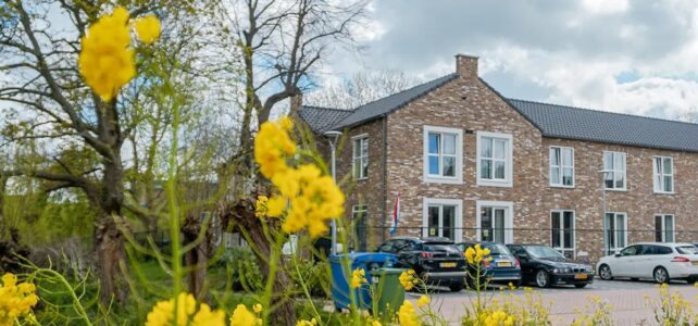 Gezelligheid en samenzang in het Abtswoudehuis Gezelligheid en samenzang in het Abtswoudehuis